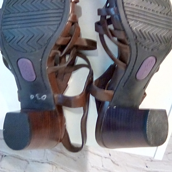 Me Too Dark Brown Strappy stacked heels size 9 - Picture 6 of 6